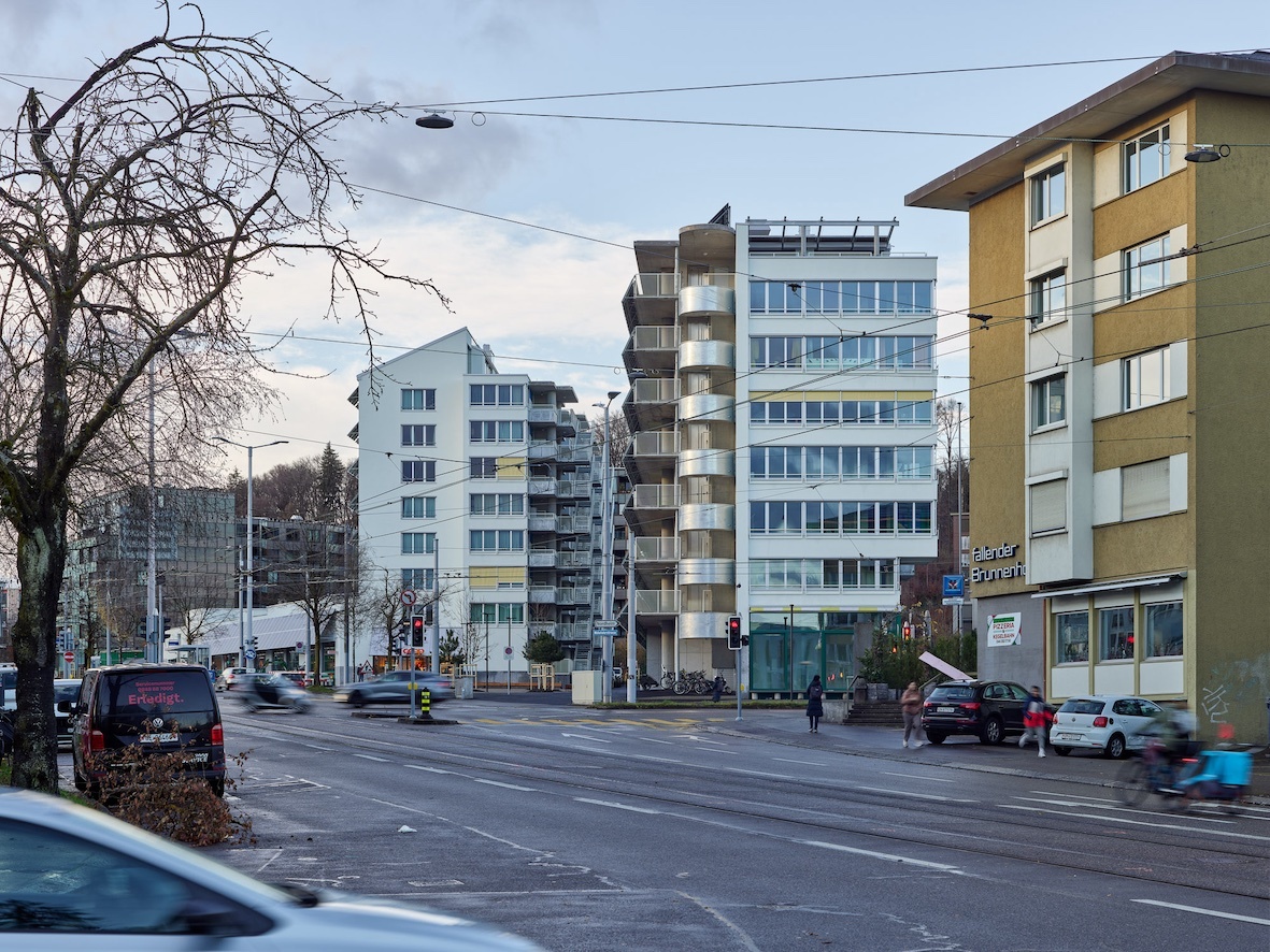 Fotografie einer Stasse und Häusern