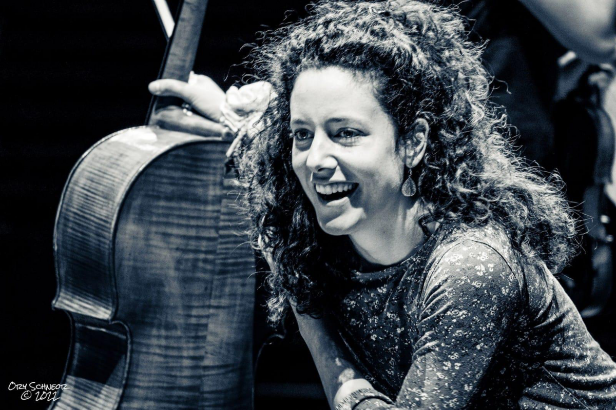 Foto von Clara Rada Gómez mit ihrem Cello