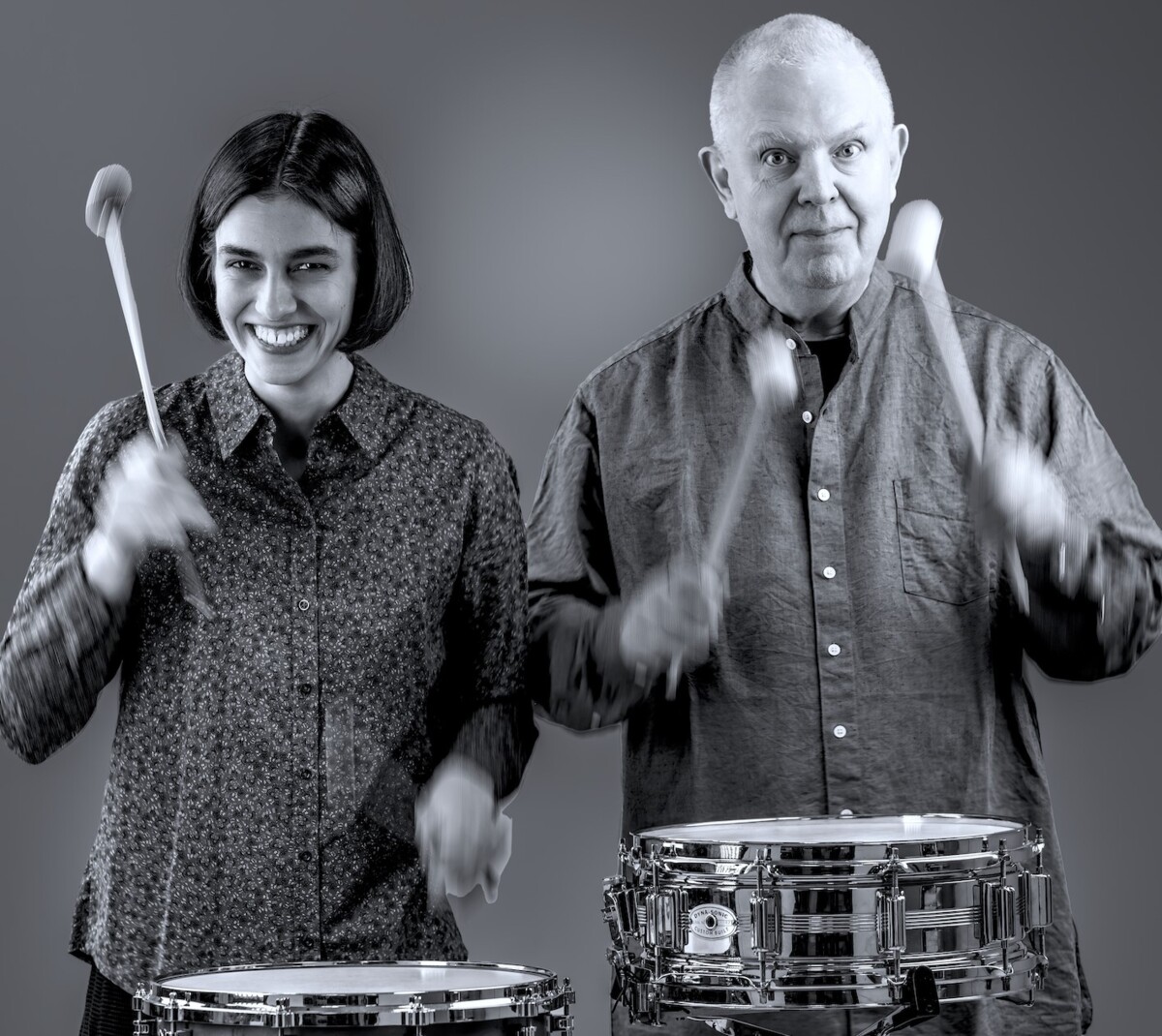 Foto von Leonie Klein und Fritz Hauser an Trommeln