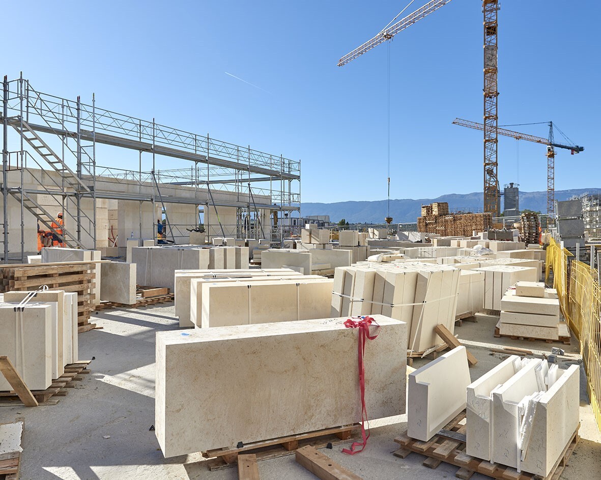 Foto einer Baustelle mit Stein-Blöcken